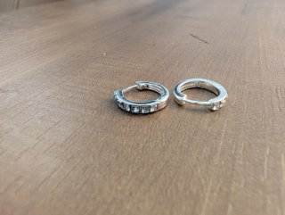 Orecchini cerchio acciaio inox con zirconi