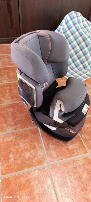 2 sillas de coche Cybex. 45 € una u 80 € las dos.