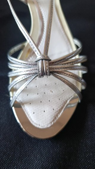 Sandalias Geox doradas y plateadas