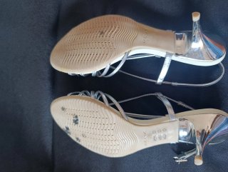 Sandalias Geox doradas y plateadas