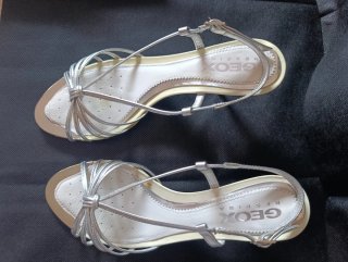 Sandalias Geox doradas y plateadas