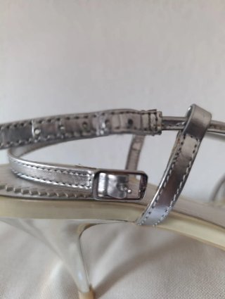 Sandalias Geox doradas y plateadas