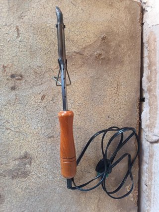 Soldador antiguo con cable y enchufe