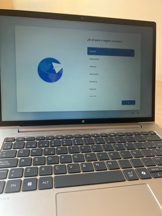 Portátil HP ProBook 440 G11 con acabado plateado.