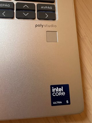 Portátil HP ProBook 440 G11 con acabado plateado.