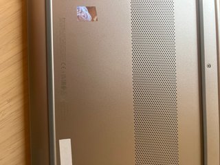 Portátil HP ProBook 440 G11 con acabado plateado.