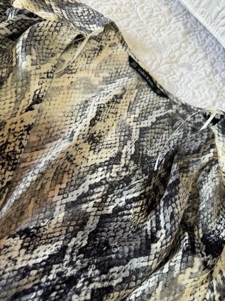 Vestido ZARA manga larga estampado serpiente
