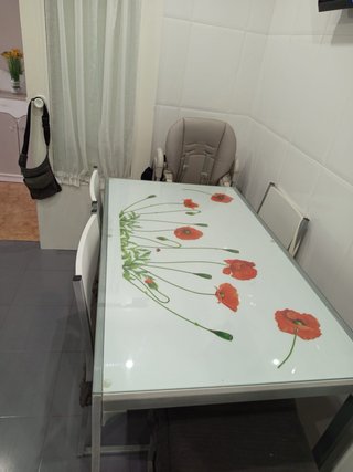 Mesa de comedor con 4 sillas
