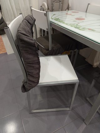 Mesa de comedor con 4 sillas