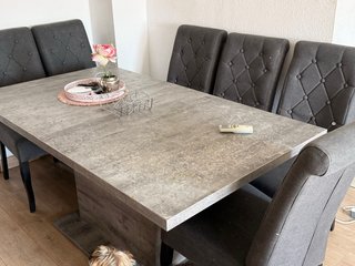 Mesa de comedor extensible gris y marrón