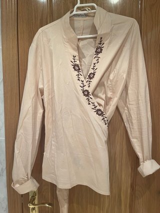 Camisa cruzada beige con bordado floral