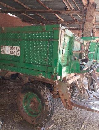 Remolque agrícola basculante con cargador y docume