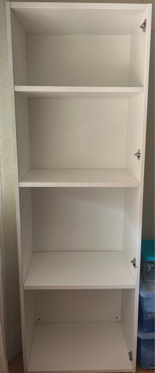 Armario blanco sin puerta.