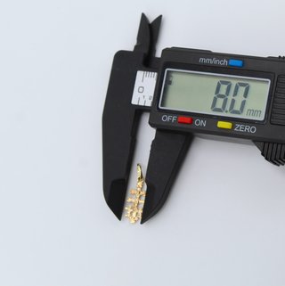 Cruz de oro de 18k. Peso: 0.60 gr.