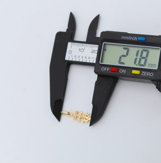 Cruz de oro de 18k. Peso: 0.60 gr.
