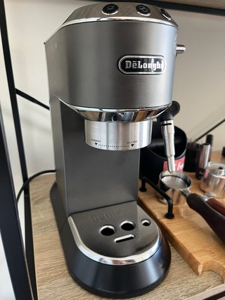 Cafetera DeLonghi Dedica + Accesorios