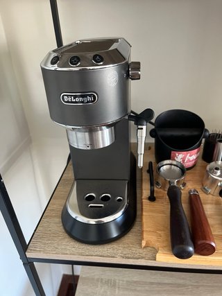 Cafetera DeLonghi Dedica + Accesorios