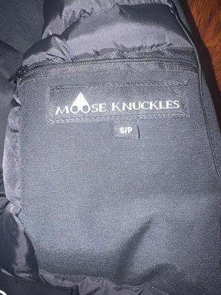 Moose Knuckles Giacca Nera con Cappuccio Pelliccia