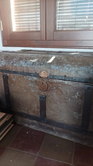 Baúl vintage madera y metal