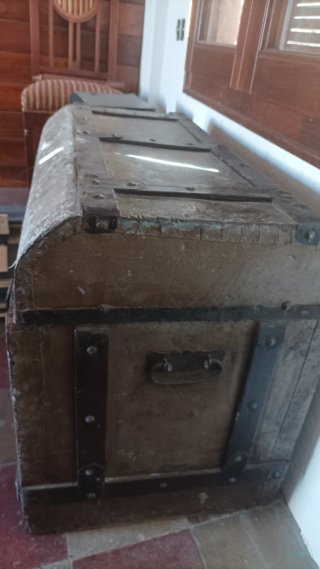 Baúl vintage madera y metal