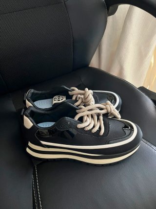 Zapatillas deportivas negras y blancas