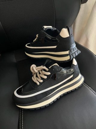 Zapatillas deportivas negras y blancas