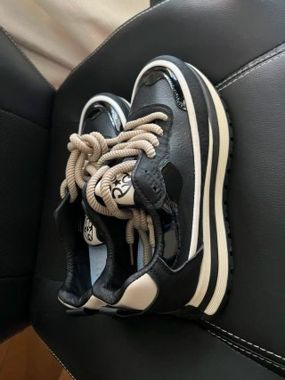 Zapatillas deportivas negras y blancas