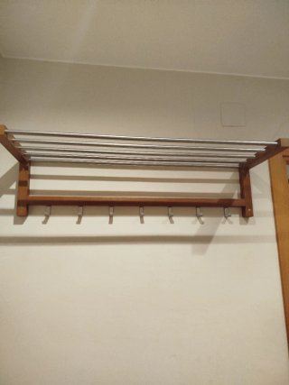 Estantería de madera y metal