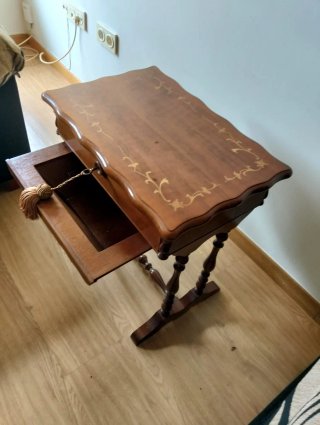 Costurero antiguo de madera con llave