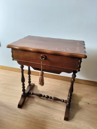 Costurero antiguo de madera con llave