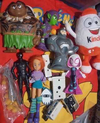 Lote de figuras y juguetes varios