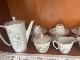 Juego de café de porcelana con detalles dorados
