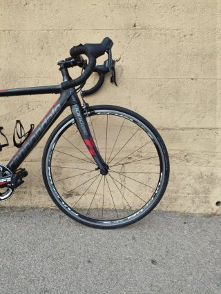 Bicicleta de carretera Cannondale de carbono