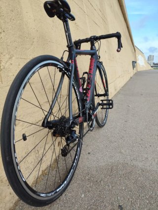 Bicicleta de carretera Cannondale de carbono