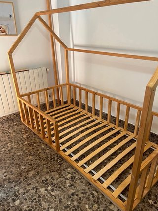 Cama infantil - Casita de madera con chimenea