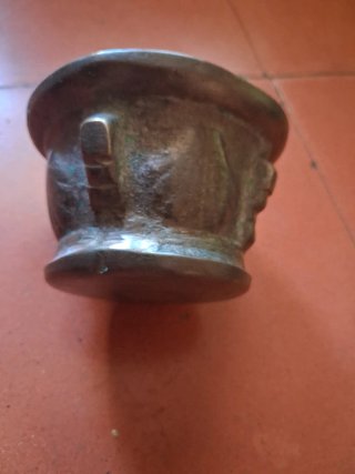 Mortero antiguo de bronce