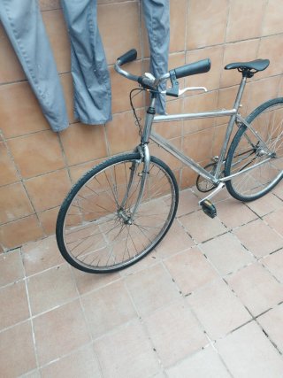Bicicleta de carrera plateadanueva montadaa pieza
