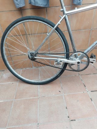 Bicicleta de carrera plateadanueva montadaa pieza