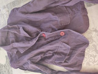 Chaqueta lila con botones