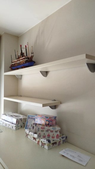 Estanterías de madera y metal