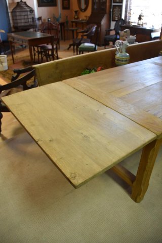 Antigua gran mesa de cocina rústica con extensible