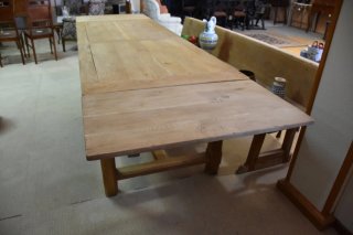 Antigua gran mesa de cocina rústica con extensible