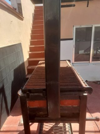 Barbacoa de metal con parrilla de terracota