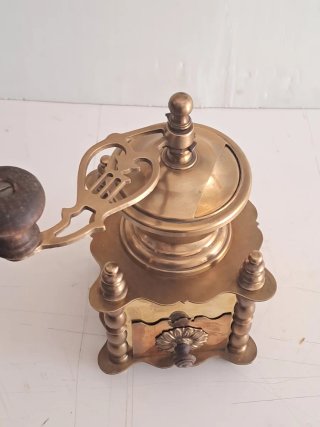 Molinillo de café antiguo de bronce
