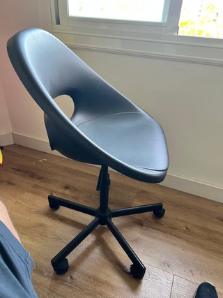 Silla de oficina negra con ruedas
