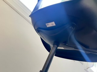 Silla de oficina negra con ruedas
