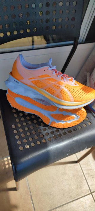 ASICS NOVABLAST Talla 45 Naranja