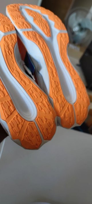 ASICS NOVABLAST Talla 45 Naranja