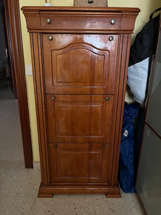 Zapatero de madera marrón