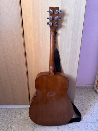 Guitarra Acústica Yamaha + Correa y Estuche